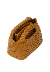 Vævet lædertaske i varm tan med en struktureret overflade, rund form og to håndtag. Den har en diskret glans og minimalistisk design.