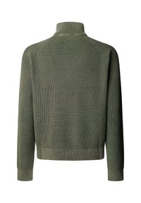Zaļš ribots džemperis ar augstu apkakli un raglāna piedurknēm, ar teksturētu adījuma rakstu un pieguļošu apakšu.