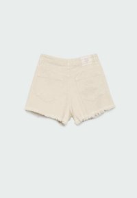 Shorts en denim blanc avec des ourlets effilochés, deux poches arrière et une petite étiquette sur la ceinture, présentant un design décontracté.