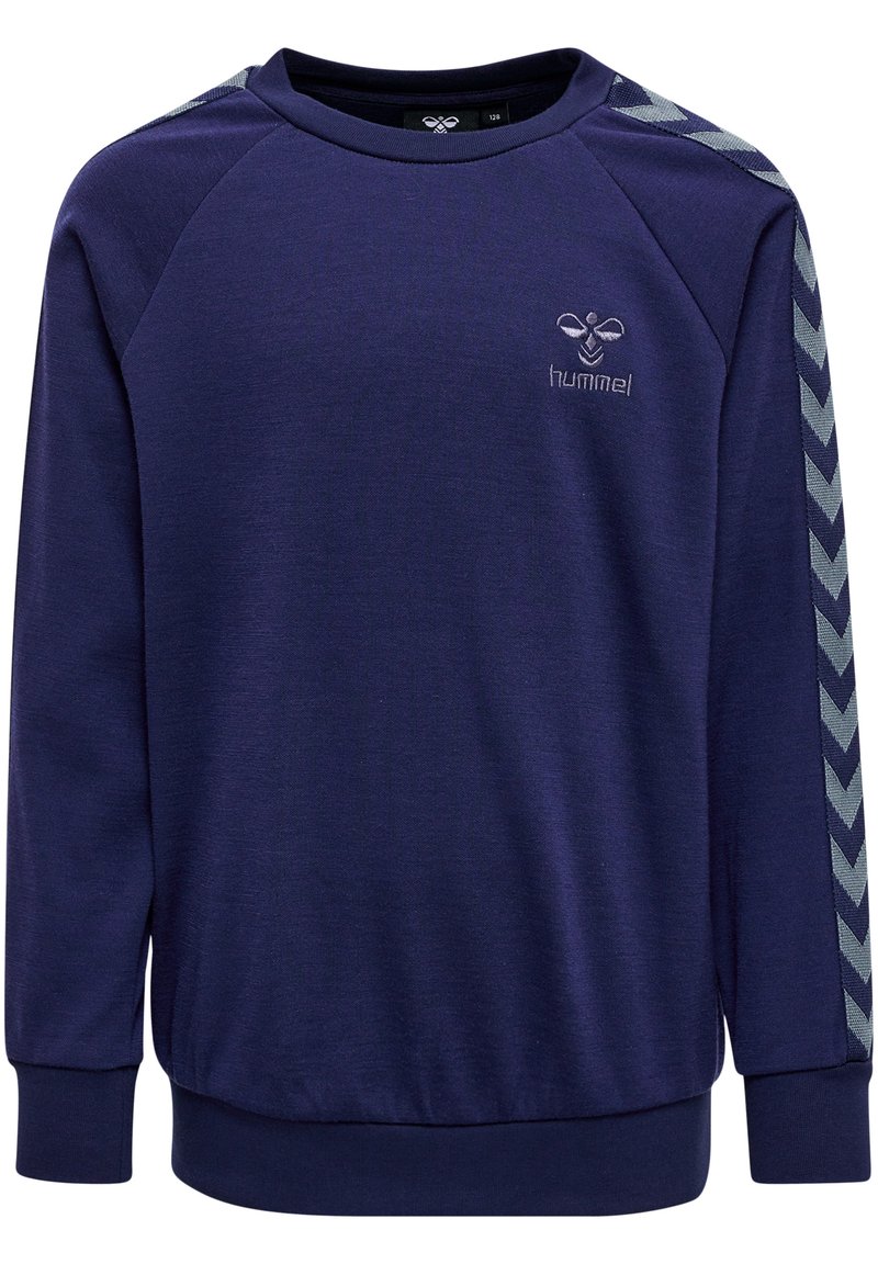Sweatshirt bleu marine avec un col rond, des manches raglan et des rayures d'accent en chevrons de bleu plus clair sur les épaules. Logo brodé sur la poitrine.
