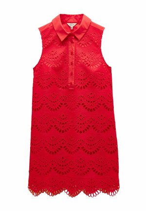 Ärmelloses rotes Kleid mit geknöpftem Kragen, Lochspitzenmuster und gewelltem Saum, flach auf weißem Hintergrund liegend.