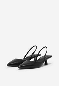 Tacchi s slingback neri in pelle liscia, con punta affusolata, tacco medio e design minimalista con fasce sottili.