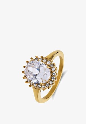 Gouden ring met een ovale heldere steen omringd door een halo van kleine heldere edelstenen, met een gladde band en verfijnde zetdetails.