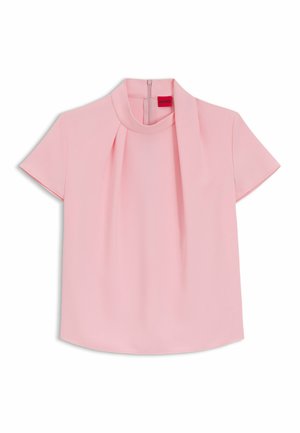 Roze blouse met korte mouwen, hoge kraag, geplisseerd voorkantontwerp en een ritssluiting aan de achterkant. Glad materiaal met een subtiele glans.