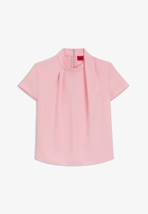 Lyserød kortærmet bluse med høj krave, plisseret frontdesign og lynlås i ryggen. Glat stof med en subtil glans.