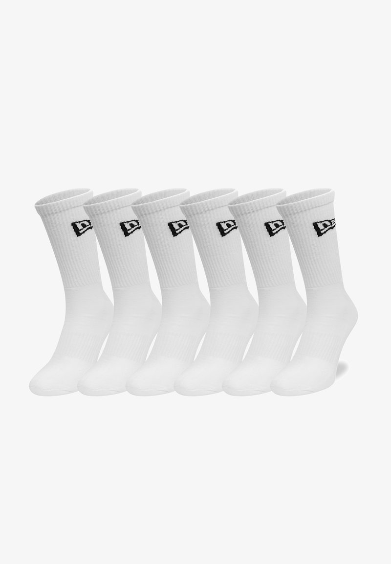 Weiße Baumwoll-Crew-Socken, sechs Paar, gerippte Textur, mit einem schwarzen Logo auf der Oberseite, glatter Zehennaht und gepolstertem Fußbett.