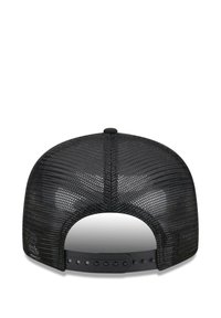 Schwarze Mesh-Kappe mit abgerundetem Oberteil, verstellbarem Kunststoffsnapverschluss auf der Rückseite und strukturiertem Oberflächenmaterial.