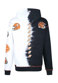 Felpa con un design tie-dye in bianco e nero, accenti arancioni, logo NFL e grafiche dei Cincinnati Bengals. Il testo recita "RECUPERATO."