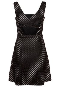 Černé šaty s výstřihem do V, širokými ramínky a vystřiženým zadním dílem. Vyznačují se puntíkovaným vzorem v světle růžové barvě na texturované tkanině. Sukně s rozšířeným střihem.