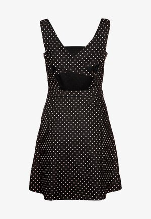 Robe noire avec un décolleté en V, des bretelles larges et un dos découpé. Présente un motif à pois léger rose sur un tissu texturé. Jupe évasée.