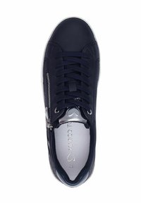Sneaker blu navy realizzato in pelle liscia, con punta rotonda, lati testurizzati, dettagli in metallo argentato e design con lacci piatti.