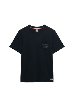 Marineblauw katoenen T-shirt met een ronde hals, korte mouwen en een borstzak met zwarte letters. Voorzien van een logolabel op de onderzoom.