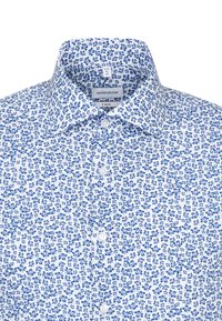 Biała koszula z niebieskim wzorem kwiatowym, zapinana z przodu, z kołnierzykiem typu spread, oznaczona jako X-Slim rozmiar 15¾ M 40 przez Seidensticker.