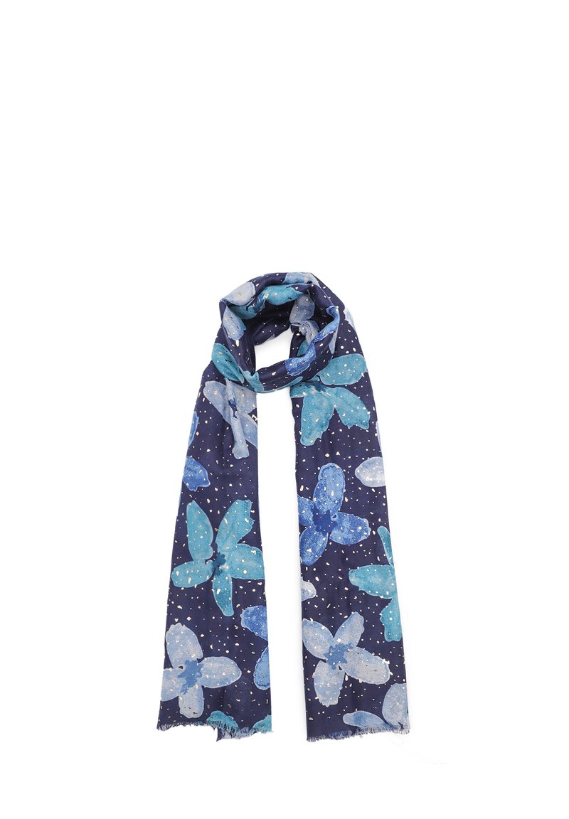 Sciarpa blu navy con motivi di farfalle azzurro chiaro e punti bianchi. Presenta un bordo frangiato, realizzata in tessuto morbido e leggero.