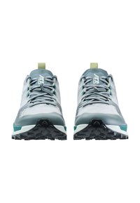 Lichtgrijze en teal sport schoenen met gestructureerde zolen, met een minimalistisch ontwerp en platte veters, gezien vanaf de voorkant.
