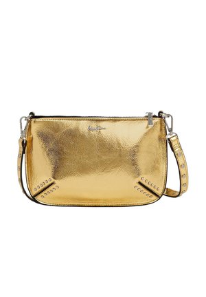 Borsa a spalla metallica dorata con una finitura testurizzata, chiusura con zip e dettagli borchiati. Dotata di una tracolla removibile per un trasporto versatile.