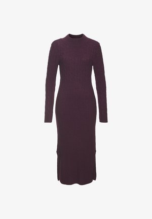 Violettes geripptes Strickkleid mit langen Ärmeln, hohem Kragen und seitlichen Schlitzen, das eine figurbetonte Silhouette und ein strukturiertes Material bietet.