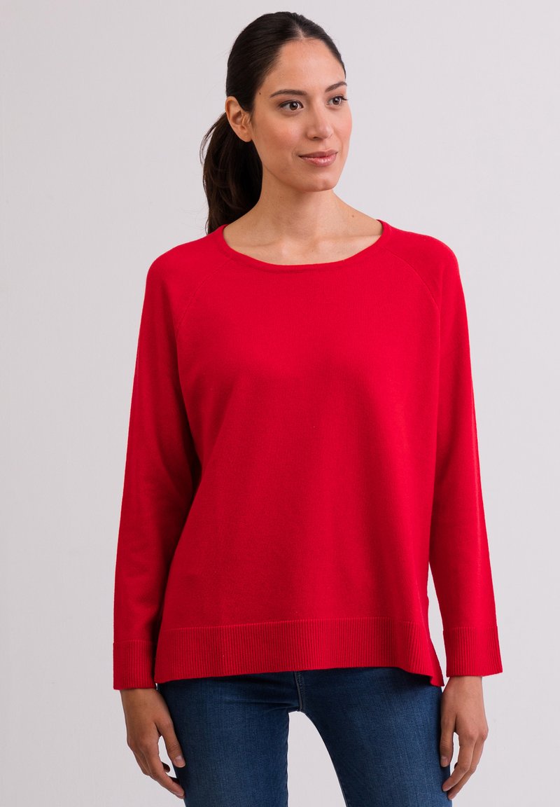 Rød langærmet sweater med rund halsudskæring, ribbede manchetter og kant, i et blødt strikmateriale, med en afslappet pasform og glat tekstur.