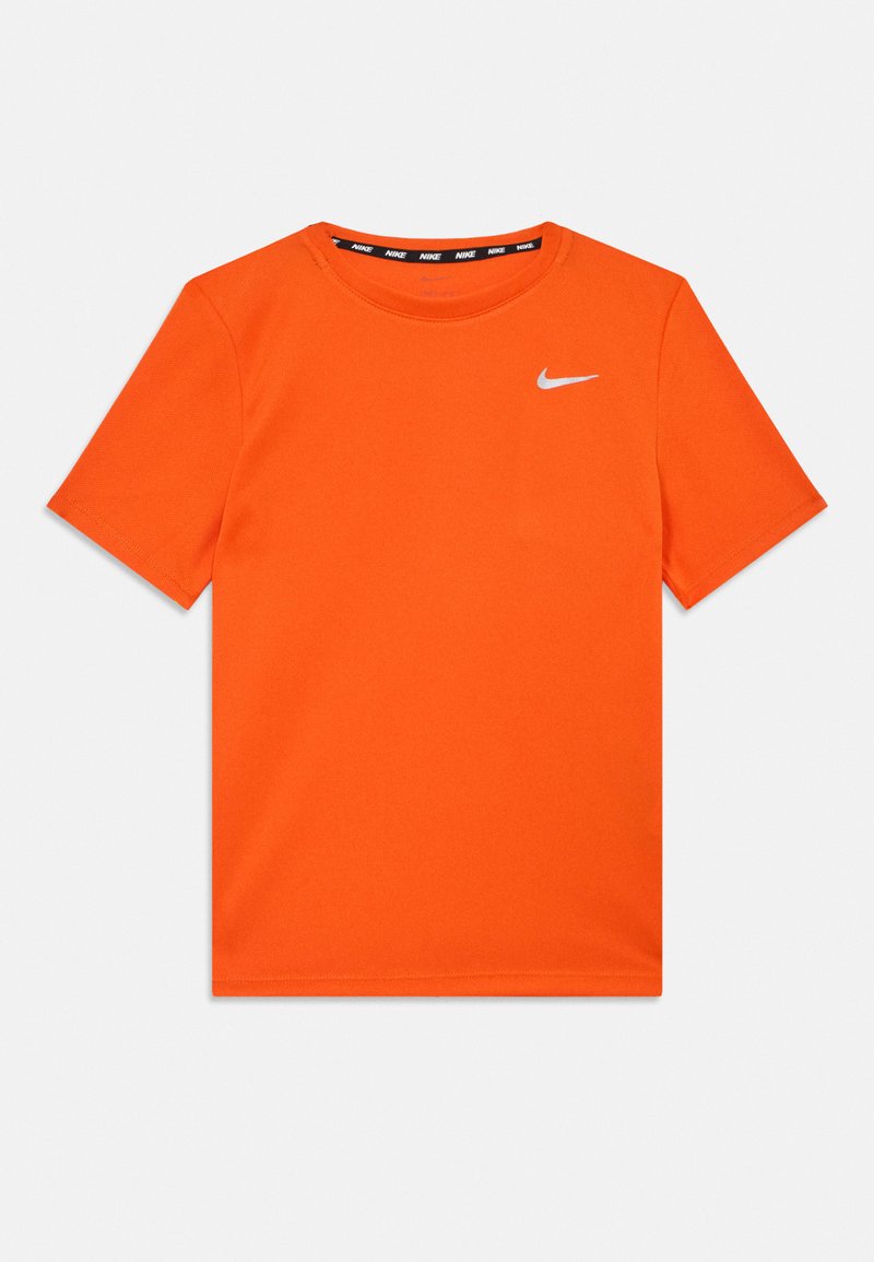 T-shirt orange à manches courtes en tissu lisse. Il présente un petit logo Nike blanc sur la poitrine et une étiquette de marque au niveau du cou.