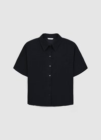 Chemise noire à manches courtes avec boutons, tissu 100 % coton, col classique, coupe ample, fermeture à boutons à l'avant, design minimaliste sans motifs.
