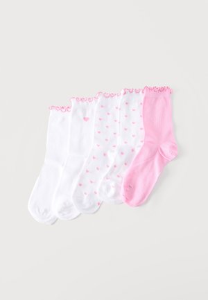 Fünf Paar Knöchelsocken mit rosa Rüschenbund, in den Designs einfarbig weiß, weiß mit kleinen pinken Herzen und einfarbig pink.