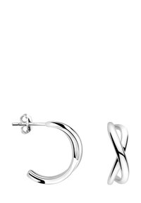 Silverfärgade ringörhängen med en slät, polerad yta; har en vriden design på en av dem; säker bakdel med stift; modern form.