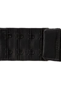 Černý látkový prodlužovač podprsenky se třemi řadami dvojitých háčků a připojeným nastavovacím panelem s očky na bílém pozadí.