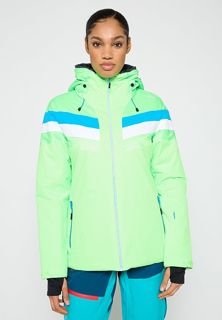 Helle grüne Skijacke mit blauen und weißen horizontalen Streifen, verstellbarer Kapuze, Frontreißverschluss und Seitentaschen. Glattes, wasserabweisendes Material.