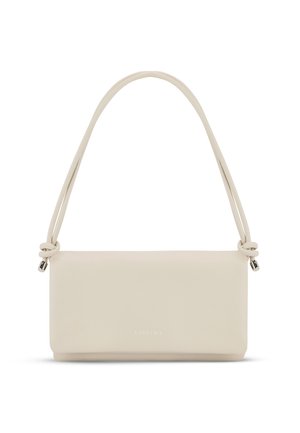Kleine rechteckige beige Handtasche mit geknoteten Trägerenden und dezent geprägtem Logo auf der vorderen Klappe.