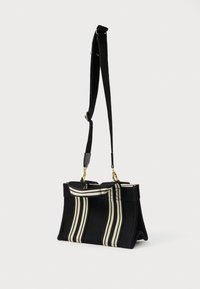 Borsa in canvas nera con strisce verticali bianche, dotata di due manici superiori e una tracolla regolabile, dettagli in hardware dorato e forma strutturata.