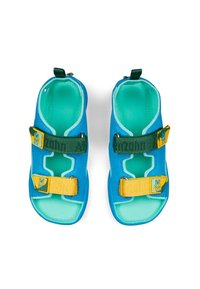 Sandali blu con un design aperto, dotati di cinture regolabili verdi e gialle. Materiale morbido e liscio con un rivestimento interno di un verde chiaro.