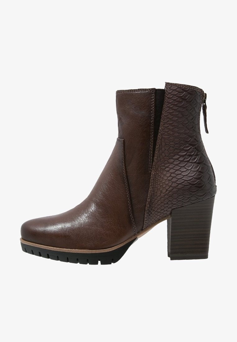 Braune Leder-Stiefelette mit einem strukturierten Schlangenleder-Einsatz, einer runden Zehenpartie, einem 7,5 cm hohen Blockabsatz und einem seitlichen Reißverschluss zum Schließen.