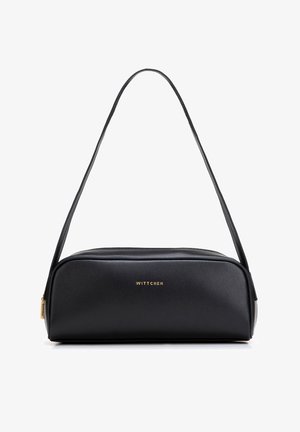 Czarna prostokątna skórzana torba na ramię z złotym logo „WITTCHEN” i długim cienkim paskiem, zapięcie na zamek, na białym tle.
