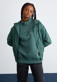 Nike Sportswear SPORTSWEAR CLASSIC WOVENS - Vetrovka - vintage green/white