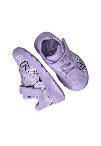 Lila sneakers met een gladde, gestructureerde oppervlakte, voorzien van zwart-witte abstracte patronen. Klittenbandsluiting en geperforeerd ontwerp bij de teen.