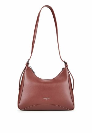 Borsa a tracolla in pelle marrone con parte superiore curva, tracolla sottile regolabile e piccolo logo argento con la scritta Patrizia Pepe sul davanti.