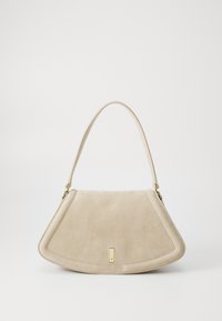 Bolsa em camurça bege com forma triangular arredondada, uma alça única e um detalhe em metal dourado na parte da frente.