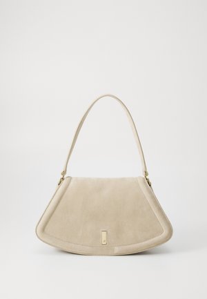 Borsa in suede beige con forma triangolare arrotondata, una sola tracolla e un accento in metallo dorato sul davanti.