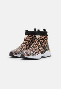 Černé a hnědé pletené kotníkové boty s leopardím vzorem, se stříbrnými akcenty, robustní bílou podrážkou a designem pro bezpečné uchycení.