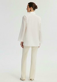 Touché Privé ASYMMETRIC WITH PLEAT DETAIL - Blúzka so zapínaním na gombíky - ecru