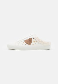 Weiße Slip-On Sneaker mit braunem Glitzerherz, goldenen Sternen-Nieten und cremefarbener, flauschiger Fütterung auf einem schlichten Hintergrund.