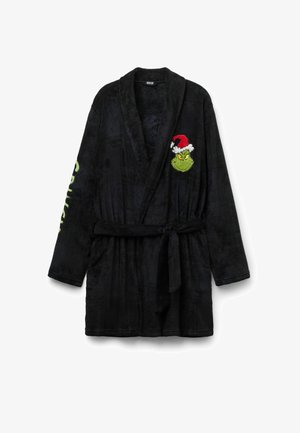 Robe en polaire noire avec un visage du Grinch brodé portant un chapeau de Père Noël rouge et le texte vert "Grinch" sur la manche. Taille ceinturée et manches longues.