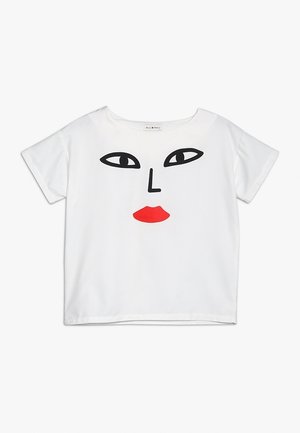 Biały, krótki rękaw, t-shirt z minimalistycznym, abstrakcyjnym wzorem twarzy, przedstawiającym czarne oczy i nos oraz czerwone usta, umieszczony centralnie na przodzie.
