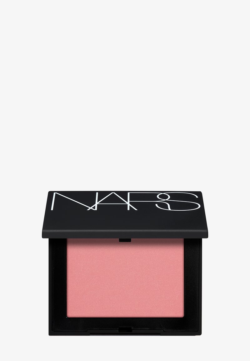 Boîtier noir ouvert avec un blush rose NARS, couvercle partiellement relevé laissant apparaître le logo NARS blanc, sur un fond blanc uni.