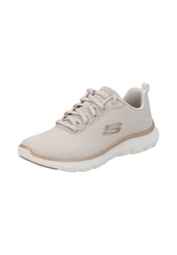 Scarpa sportiva di un leggero color beige, realizzata in mesh traspirante con dettagli tonali. Presenta una suola bianca ammortizzata, lacci e un logo sul lato.