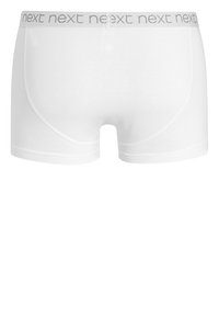 Witte katoenen boxer shorts met een grijze logo tailleband, met een strakke pasvorm en een soepele textuur, ontworpen voor comfort en dagelijks gebruik.