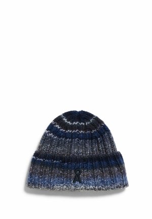 Gebreide muts met geribbelde structuur in tinten blauw, grijs en zwart, met een klein rond knoopdetail op de boord.