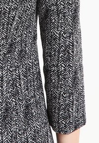 More & More Robe pull - black
