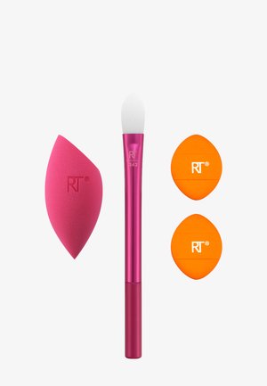 Vaaleanpunainen meikkisieni, vaaleanpunainen meikkisivellin valkoisilla harjaksilla ja kaksi pientä oranssia soikeaa sientä, joissa kaikissa on "RT"-brändäys valkoisella taustalla.