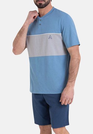 Chemise bleu clair à manches courtes avec une rayure horizontale grise, dotée d'une patte de boutonnage à trois boutons et d'un petit logo. Associée à un short bleu marine.